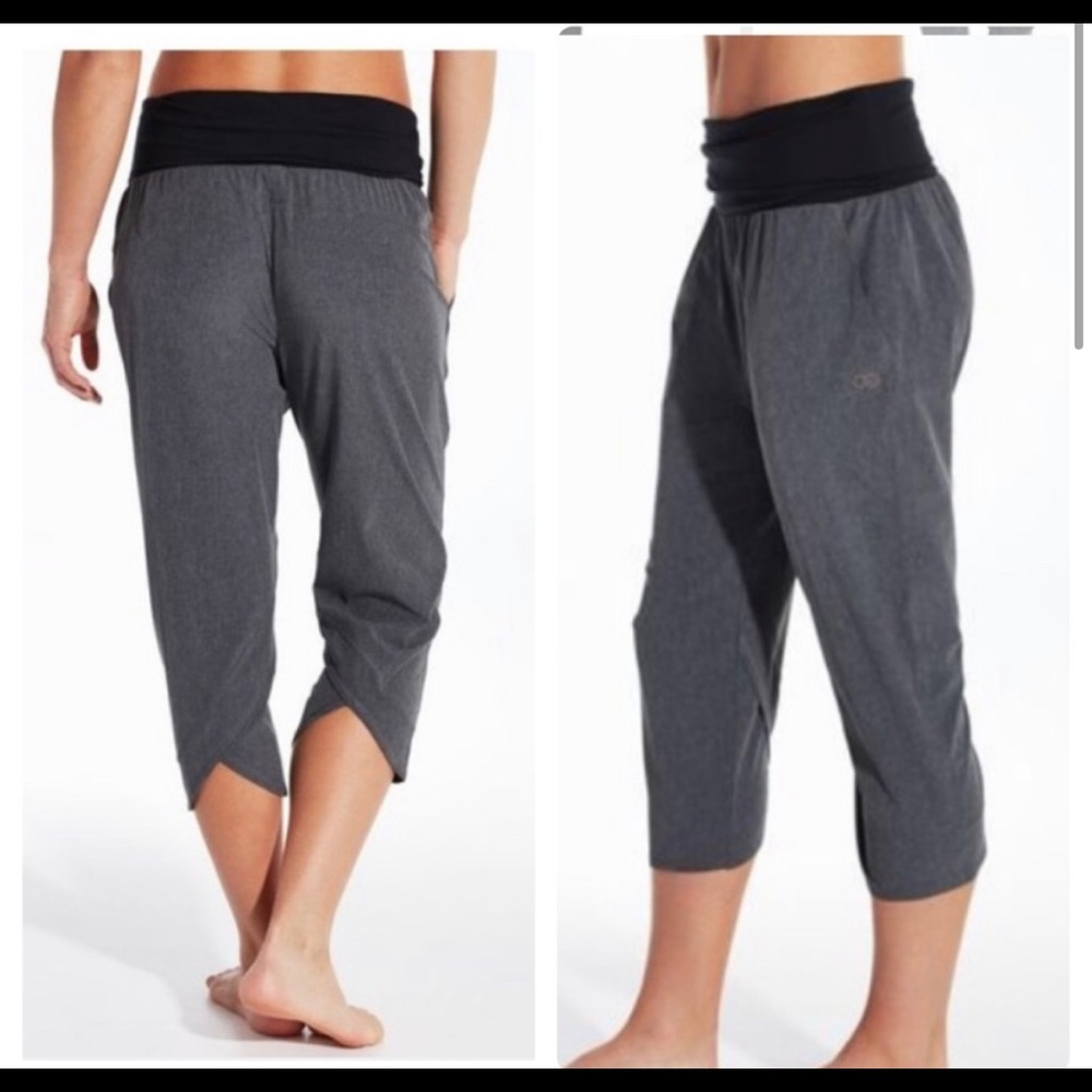 Calia brand anywhere fold over waist capris